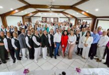 Rinden homenaje a enfermeras y enfermeros en su día