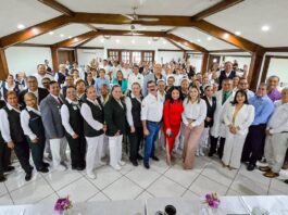 Rinden homenaje a enfermeras y enfermeros en su día