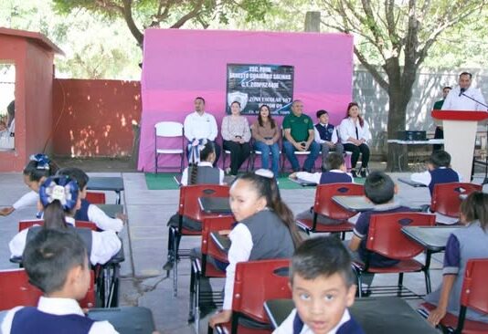 Benefician a más de mil 500 estudiantes con mobiliario escolar
