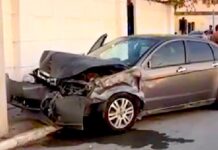 Aparatoso accidente deja daños en concurrida vialidad
