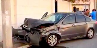 Aparatoso accidente deja daños en concurrida vialidad
