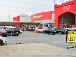 Arrestan a mujer por intentar sacar mercancía de comercio sin pagar