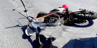 Auxilian a motociclista tras sufrir accidente esta delicado de salud