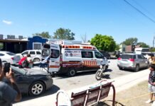 Auxilian a persona en audiencia pública y es internada en un hospital