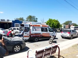 Auxilian a persona en audiencia pública y es internada en un hospital