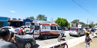 Auxilian a persona en audiencia pública y es internada en un hospital