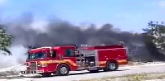 Bomberos acuden a sofocar incendio en pastizal que dejo daños materiales