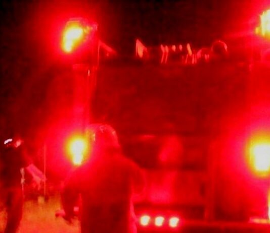 Bomberos acuden ha llamado de incendio en apartada colonia popular