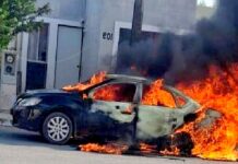 Bomberos sofocan incendio en unidad con pérdidas totales