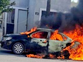 Bomberos sofocan incendio en unidad con pérdidas totales