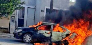 Bomberos sofocan incendio en unidad con pérdidas totales