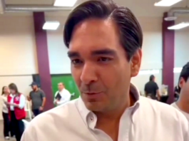 Carlos Peña Ortiz responde a críticas por cantar un corrido en evento del Día del Maestro