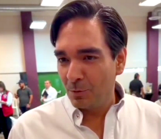 Carlos Peña Ortiz responde a críticas por cantar un corrido en evento del Día del Maestro