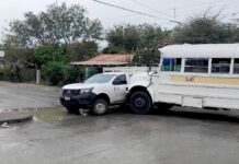 Choca pesera y camioneta en la Almaguer dejan daños materiales