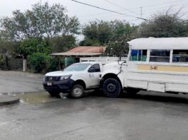 Choca pesera y camioneta en la Almaguer dejan daños materiales