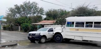Choca pesera y camioneta en la Almaguer dejan daños materiales