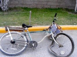 Chocan ciclistas y uno sale con severas lesiones