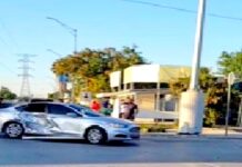 Choque deja daños y caos vial en concurrida avenida