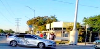 Choque deja daños y caos vial en concurrida avenida