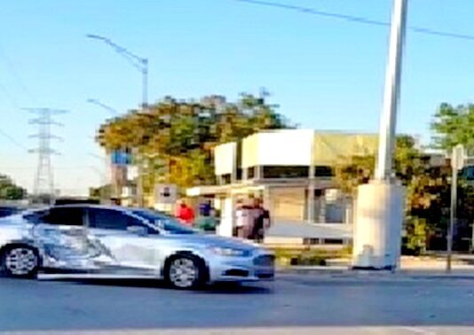 Choque deja daños y caos vial en concurrida avenida