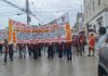 Desfilan, alzan la voz para exigir se atienda sus demandas laborales