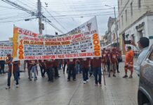 Desfilan, alzan la voz para exigir se atienda sus demandas laborales