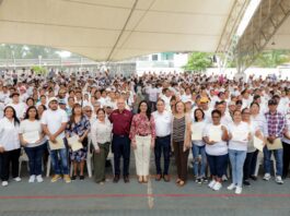 Mónica Villarreal reconoce labor de despicadoras con entrega de certificados de salud