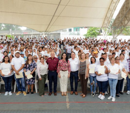 Mónica Villarreal reconoce labor de despicadoras con entrega de certificados de salud