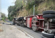 Trágico accidente, muere un trailero tras volcarse en la baja del Puente Tampico