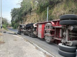 Trágico accidente, muere un trailero tras volcarse en la baja del Puente Tampico