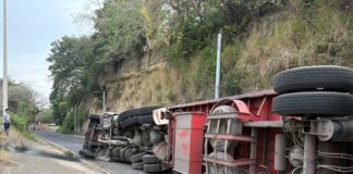 Trágico accidente, muere un trailero tras volcarse en la baja del Puente Tampico