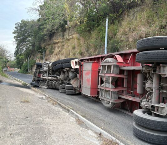 Trágico accidente, muere un trailero tras volcarse en la baja del Puente Tampico