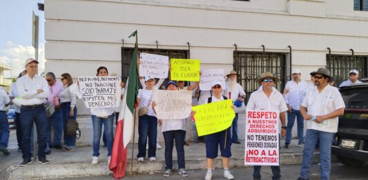 Marchan jubilados de CFE y PEMEX por el recorte a pensiones