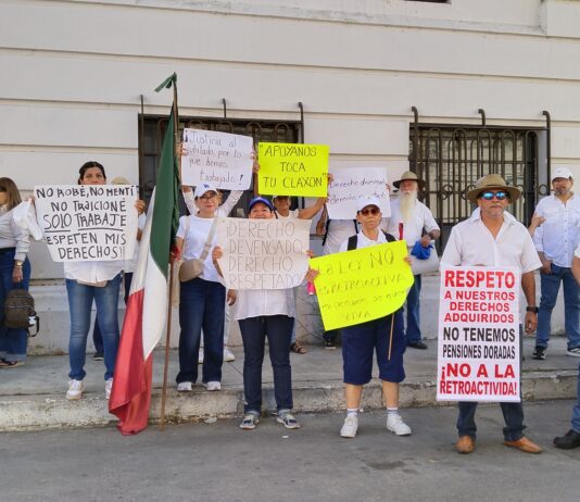 Marchan jubilados de CFE y PEMEX por el recorte a pensiones