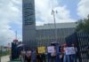 Protestan y exigen a la UVB el título y cédula profesional de más de 30 de sus egresados