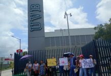 Protestan y exigen a la UVB el título y cédula profesional de más de 30 de sus egresados