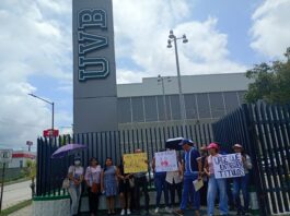 Protestan y exigen a la UVB el título y cédula profesional de más de 30 de sus egresados