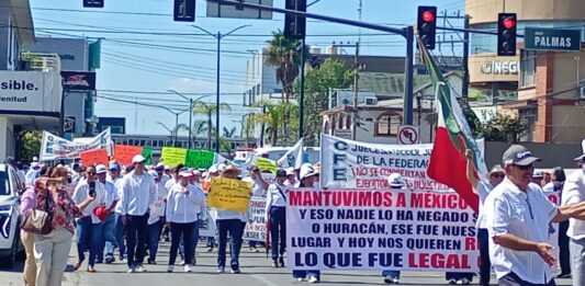 Al grito de “No nos vamos a dejar” marchan más de 300 jubilados de CFE y PEMEX en Tampico