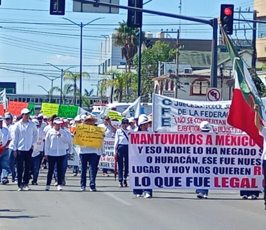 Al grito de “No nos vamos a dejar” marchan más de 300 jubilados de CFE y PEMEX en Tampico