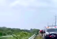 Rescatan a persona que presuntamente se arrojo a un canal de aguas negras