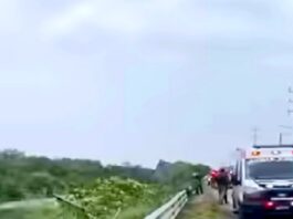 Rescatan a persona que presuntamente se arrojo a un canal de aguas negras