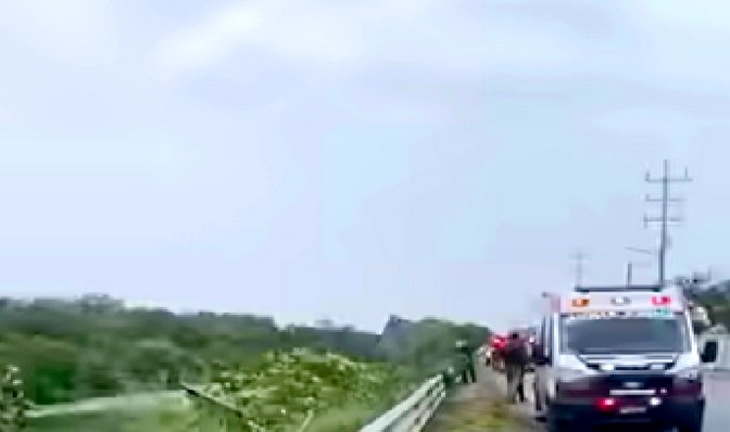 Rescatan a persona que presuntamente se arrojo a un canal de aguas negras