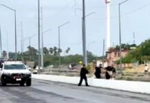 Unidad médica auxilia a menor tras ser hallada en dren de aguas negras