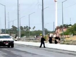 Unidad médica auxilia a menor tras ser hallada en dren de aguas negras