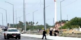 Unidad médica auxilia a menor tras ser hallada en dren de aguas negras