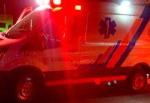 Unidad medica auxilia a victima tras ser atropellada por una unidad