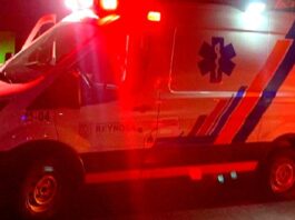 Unidad medica auxilia a victima tras ser atropellada por una unidad