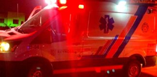 Unidad medica auxilia a victima tras ser atropellada por una unidad