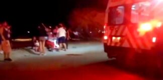 Unidad médica auxilia a victimas tras sufrir percance vehicular