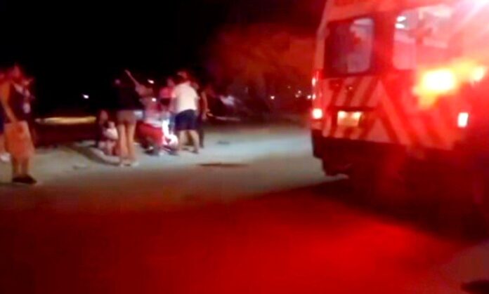 Unidad médica auxilia a victimas tras sufrir percance vehicular (1)